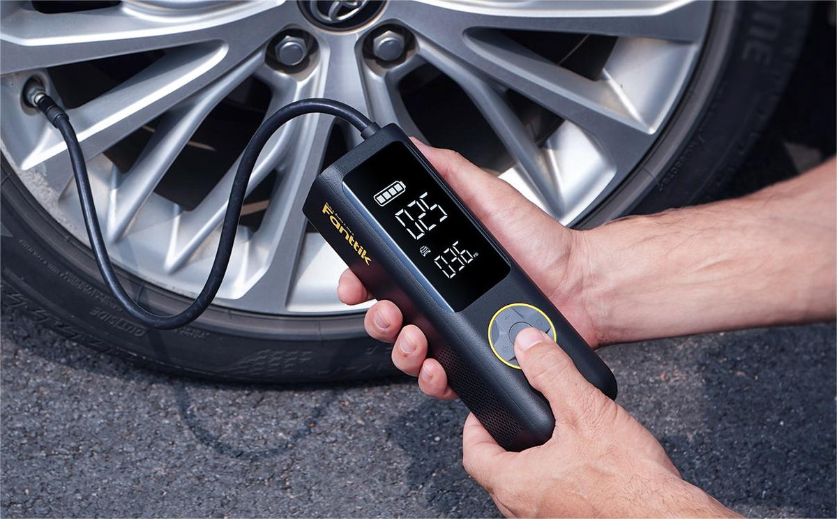 Fanttik X8 APEX™ 7800mAh Tragbare Elektronische Luftpumpe 12V, 10,3BAR / 150PSI Elektrischer Kompressor 2X Schneller, Dualer Bildschirm mit LCD, 5 Modi für Autos, E-Bikes, Motorräder, Bälle